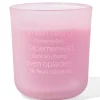 geurkaars tussen de bloemen