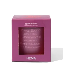 geurkaars tussen de bloemen