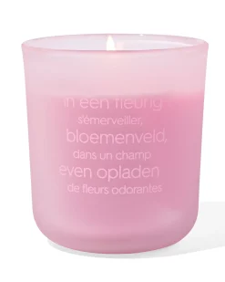 geurkaars tussen de bloemen